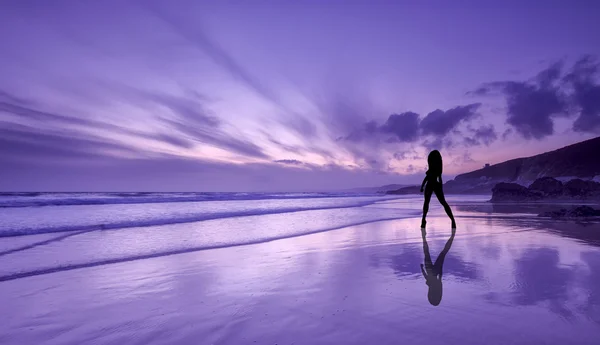 一个性感的女孩，在沙滩上的思考 — 图库照片