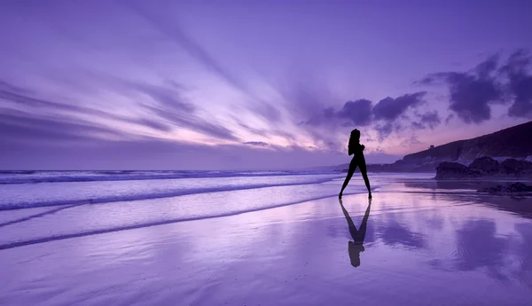 Reflexões de uma menina sexy na praia — Fotografia de Stock