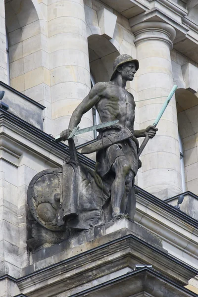 Берлин, рейхстаг, статуя — стоковое фото