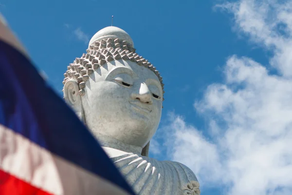 Thajská vlajka pokrývá kamenná socha Buddhy — Stock fotografie