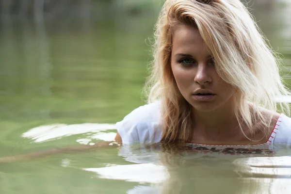Vrouwen in water — Stockfoto
