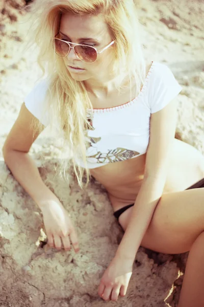모래에 여자 — 스톡 사진