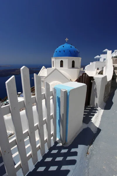 Santorini-sziget, a hagyományos egyházi, Fira, Görögország — Stock Fotó