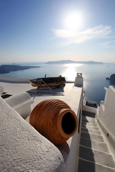 Остров Санторини с торговой архитектурой в Греции — стоковое фото
