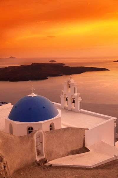 Île de Santorin avec église et vue sur la mer en Grèce — Photo