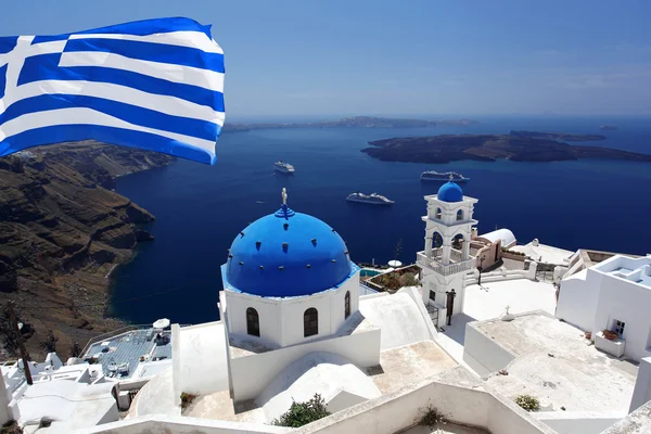 Santorini con bandera de Grecia, Fira ciudad —  Fotos de Stock