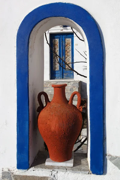 Vaso Greco tradizionale con porta vecchia a Santorini, Fira, Grecia — Foto Stock