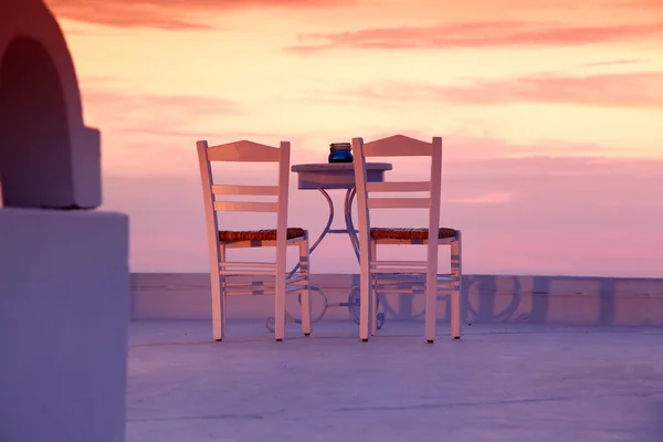 Sedie di lusso contro la vista del tramonto a Santorini, Grecia — Foto Stock