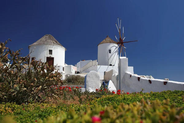 Санторини со знаменитой ветряной мельницей в Греции, деревня Оя — стоковое фото