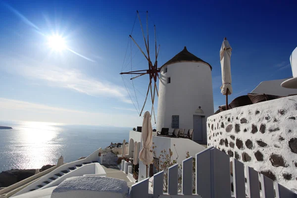Santorini con famoso molino de viento en Grecia, pueblo de Oia —  Fotos de Stock