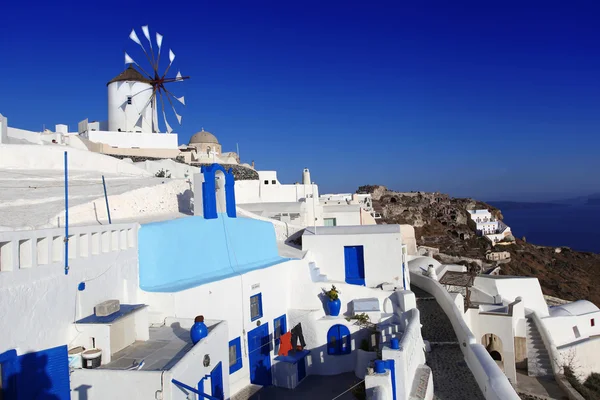 Santorini con famoso molino de viento en Grecia, pueblo de Oia — Foto de Stock
