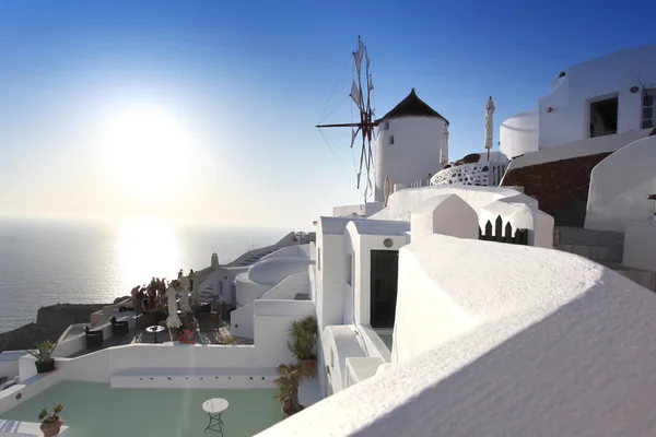 Santorini med berömda väderkvarn i Grekland, oia village — Stockfoto