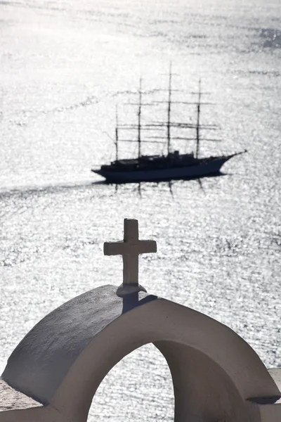 Cloche de Santorin contre un grand navire en Grèce — Photo