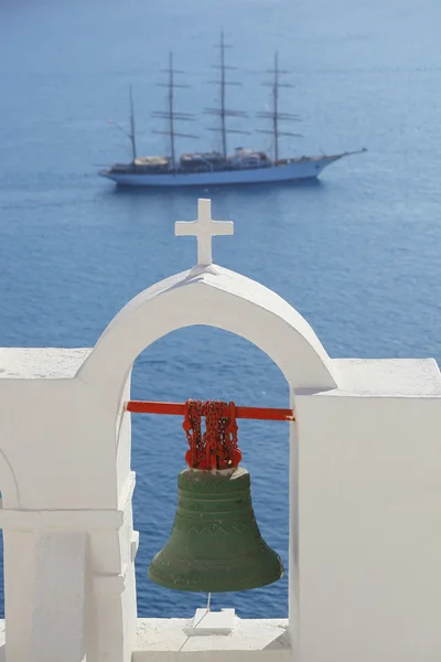 Campana de Santorini contra gran barco en Grecia — Foto de Stock