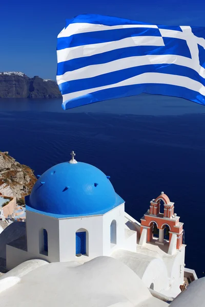 Santorini z flaga Grecja, miejscowości oia — Zdjęcie stockowe