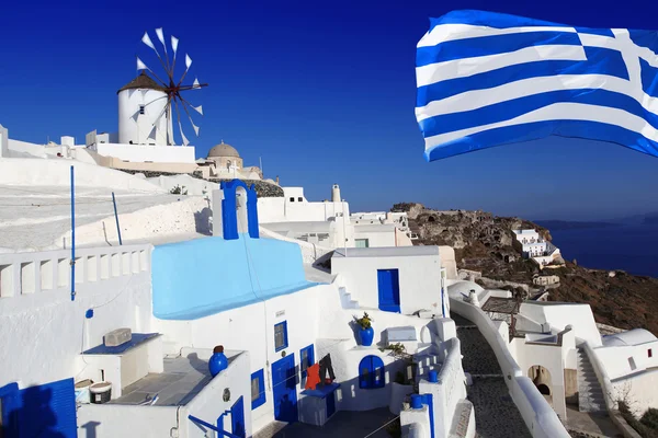 Санторини с флагом Греции, деревня Ия — стоковое фото