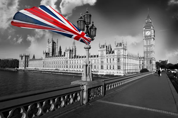 Big Benu s barevnými vlajka Anglie v Londýně — Stock fotografie