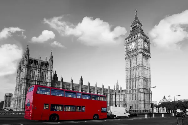 Μπιγκ Μπεν με κόκκινου διώροφο στο Λονδίνο, Ηνωμένο Βασίλειο — Φωτογραφία Αρχείου