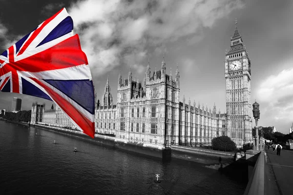 Big Ben con la bandiera colorata di England a Londra — Foto Stock