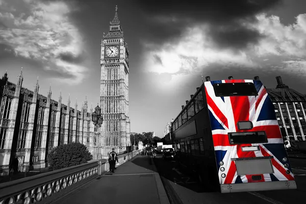 Big Ben com bandeira colorida da Inglaterra em Londres — Fotografia de Stock