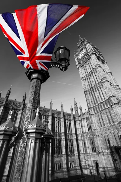ロンドンのイギリスのカラフルな旗とビッグ ・ ベン — ストック写真