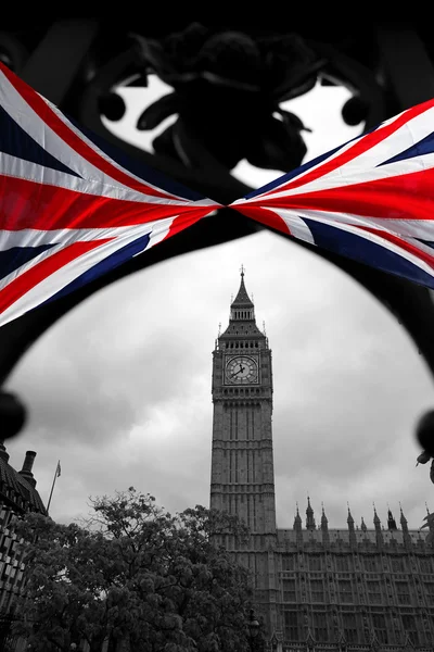 Big Ben com bandeira colorida da Inglaterra em Londres — Fotografia de Stock
