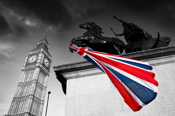 Биг Бен с цветным флагом Англии в Лондоне — стоковое фото