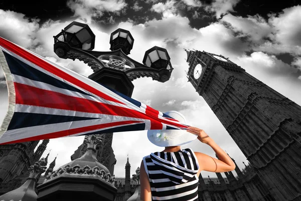 De Big ben met vrouw met een vlag van het Verenigd Koninkrijk in Londen — Stockfoto