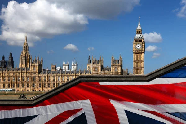 Big Ben con la bandera de Inglaterra, Londres, Reino Unido — Foto de Stock