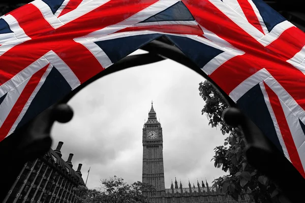Big Benu s barevnými vlajka Anglie v Londýně — Stock fotografie