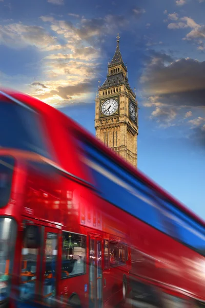Big Ben mit rotem Doppeldecker in London, Großbritannien — Stockfoto