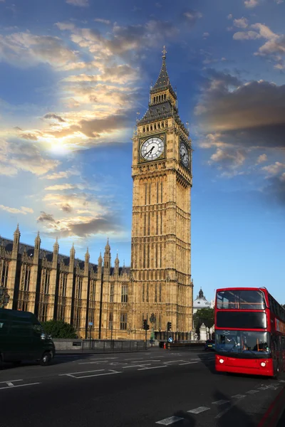 Big Ben con doble piso rojo en Londres, Reino Unido — Foto de Stock