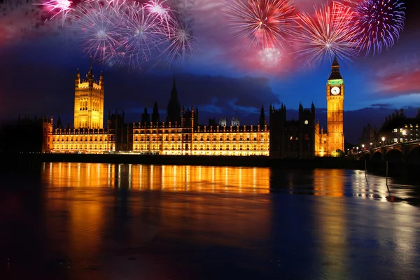Big Ben mit Feuerwerk in London, England — Stockfoto