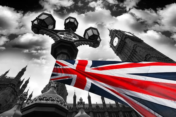 Big Ben con la bandiera colorata di England a Londra — Foto Stock