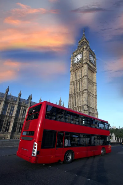 Big ben med röda dubbeldäckare i london, Storbritannien — Stockfoto