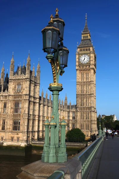Big Ben con lámpara de puente en Londres, Reino Unido — Foto de Stock