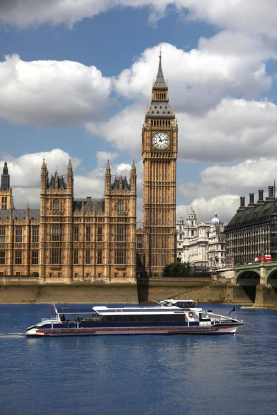 Big Ben con barca turistica, Londra, Regno Unito — Foto Stock
