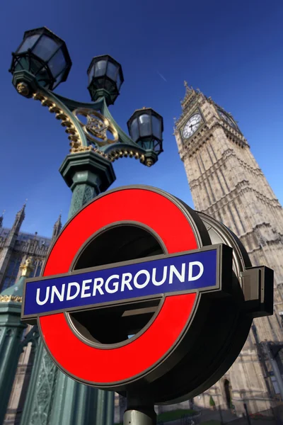 Биг Бен с подземным логотипом в Лондоне, Великобритания — стоковое фото