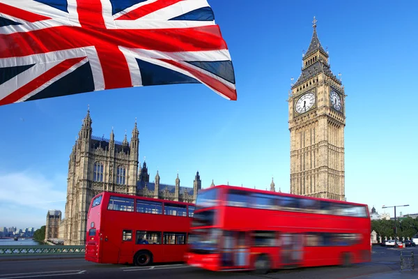 Big ben med röda dubbeldäckare i london, Storbritannien — Stockfoto