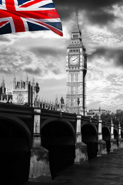 Big Ben avec drapeau coloré de l'Angleterre à Londres — Photo