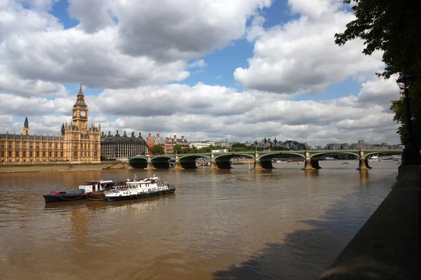 De Big ben met boot, london, Verenigd Koninkrijk — Stockfoto
