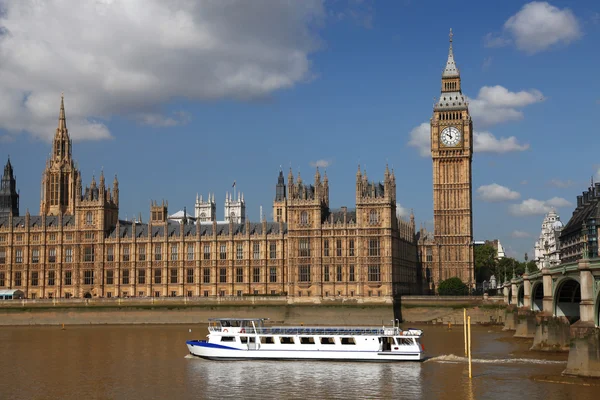 Big ben med båt, london, Storbritannien — Stockfoto