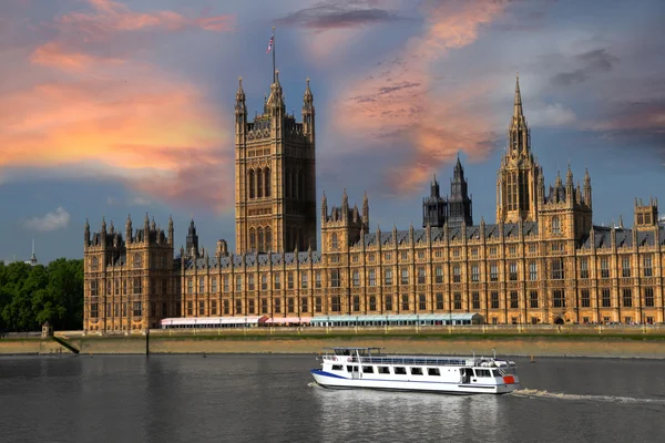 Big Ben con barco, Londres, Reino Unido — Foto de Stock