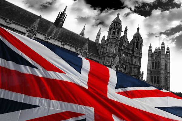 Здания Парламента с флагом Англии, Лондон, Великобритания
