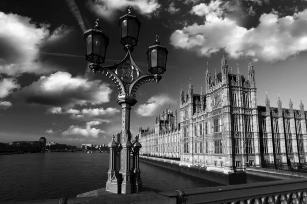 Big Ben com lâmpada de ponte em Londres, Reino Unido — Fotografia de Stock