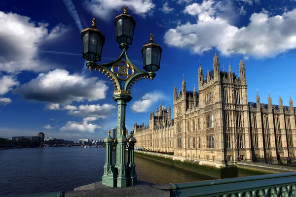 Big Ben avec lampe de pont à Londres, Royaume-Uni — Photo