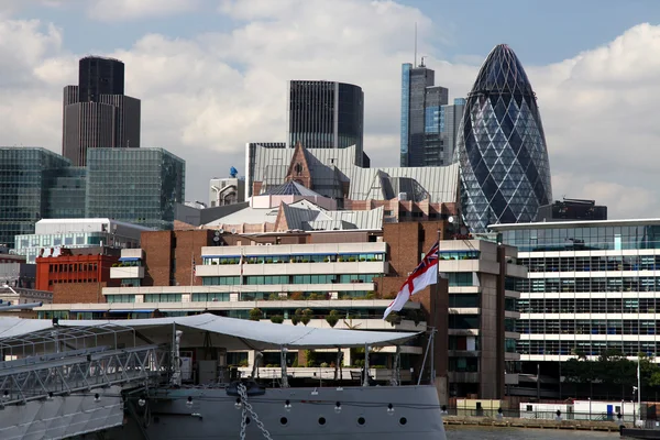 Paisaje urbano moderno de Londres con barco, LONDRES, Reino Unido — Foto de Stock