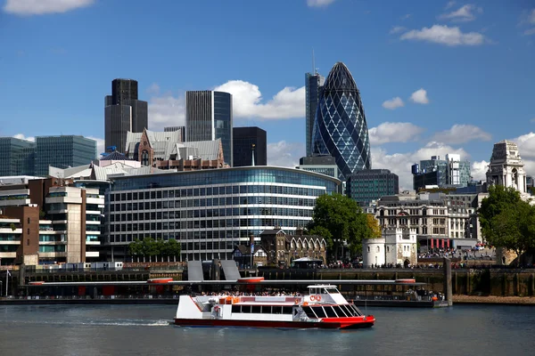 Moderne Londen stadsgezicht met boot, london, Verenigd Koninkrijk — Stockfoto