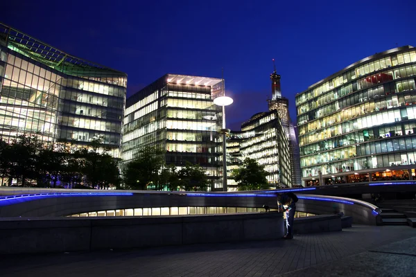 Современный лондонский городской пейзаж с лодкой, Лондон, Великобритания — стоковое фото
