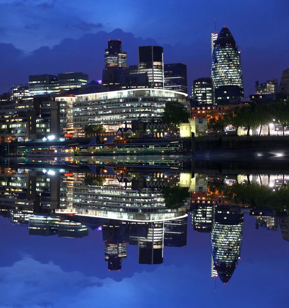 Paisaje urbano moderno de Londres con barco, LONDRES, Reino Unido — Foto de Stock